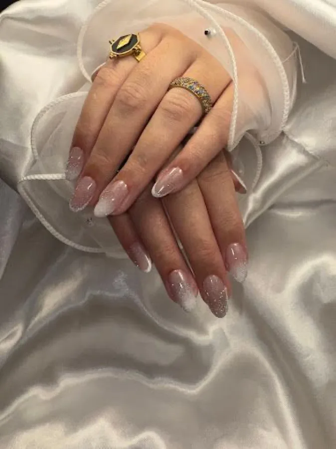 Pose d'ongles réalisée par une esthéticienne à Évreux