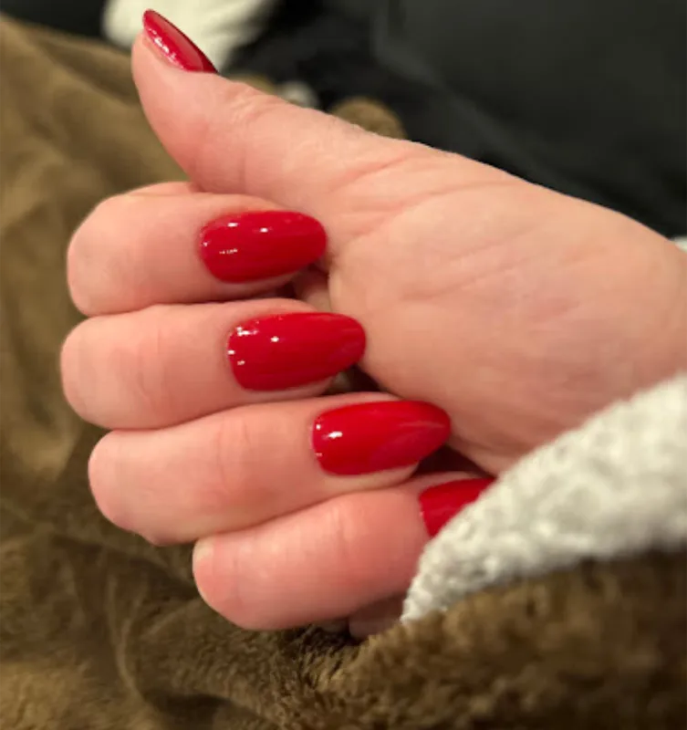 Manucure rouge réalisée à Évreux